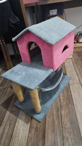 Casinha com arranhador para gato