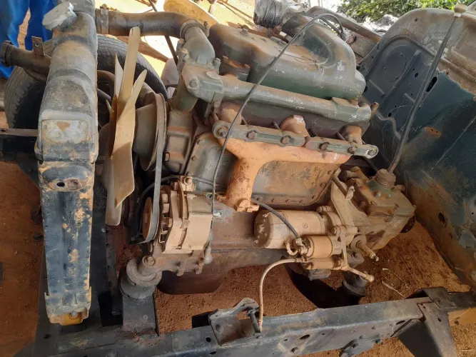 Motor, câmbio, diferencial e o eixo dianteiro do 608.