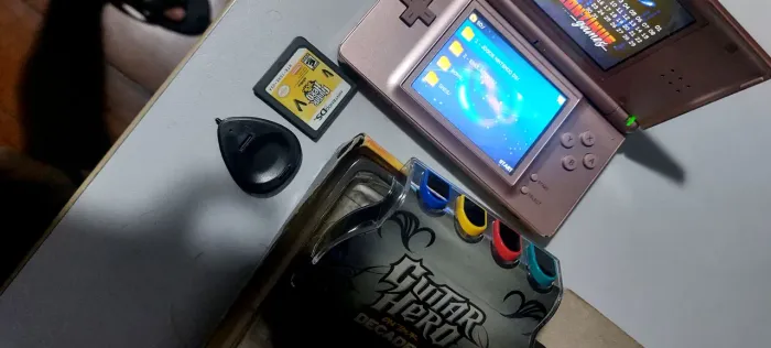 Nintendo DsLite + Guitar Hero + Super Mario Bros + R4 4.000 jogos