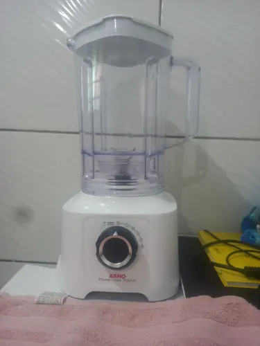 Vendo liquidificador novinho usado poucas veses 