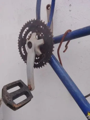 Um quadro de bicicleta aro26,dois pneus aro 26, um banco de mobilete,