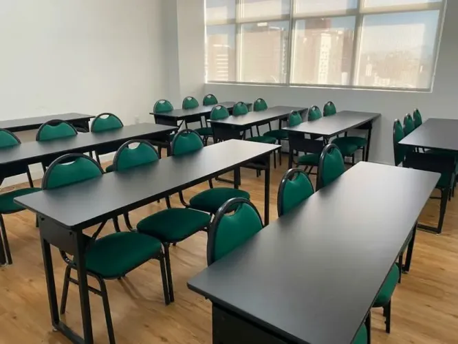 CADEIRAS E MESAS DE AUDITÓRIO