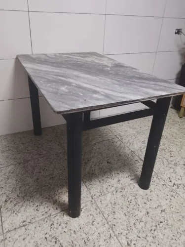 Mesa com tampo de mármore