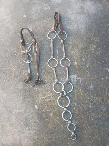 Vendo arreio , cabeçada e peiteira