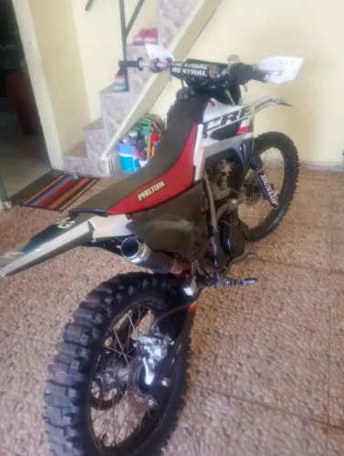 Vende-se uma XR 200 de trilha 