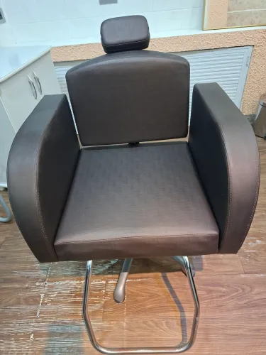 Cadeira de corte   e maquiagem e penteado. 
