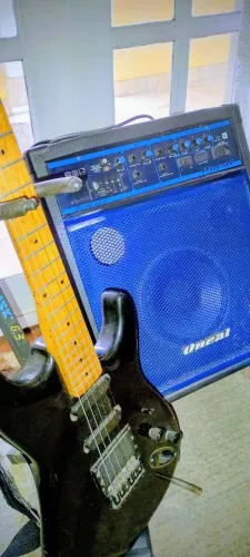 Guitarra Gianini e caixa Oneal, multiuso, com entradas pra microfones, guitarra, pendrive.