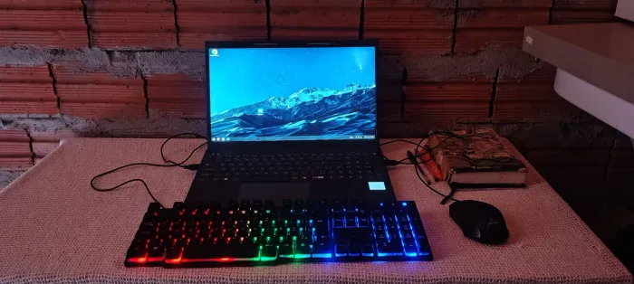 Notebook positivo vision c15m com sitema Linux zorin os 18.1 core