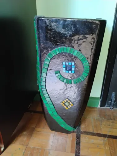 Vaso vietnamita decorado com mosaico