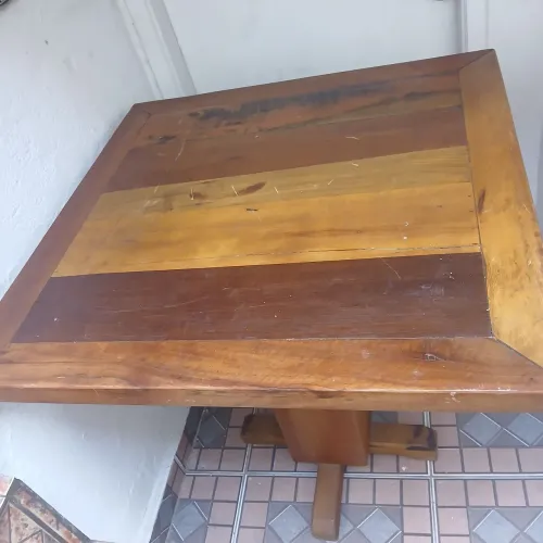 Mesa de madeira maciça