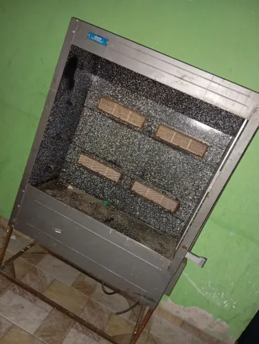 áquina de frango elétrica usa com manchas, porém ela está sem portas/espetos..."funciona"