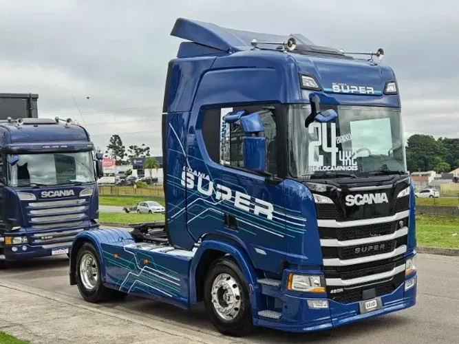 Scania R460 SUPER 4x2 Ano 24 Automático Geladeira Farol de teto e grade carenagem lateral 