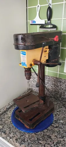 Furadeira de bancada funcionando, em perfeito estado.