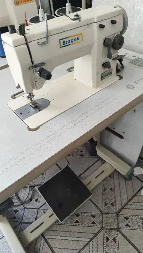 Máquina de costura Reta e zigzag semi industrial 