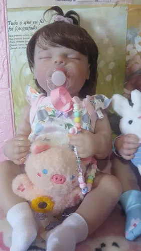 Bebê reborn com olhinhos fechados