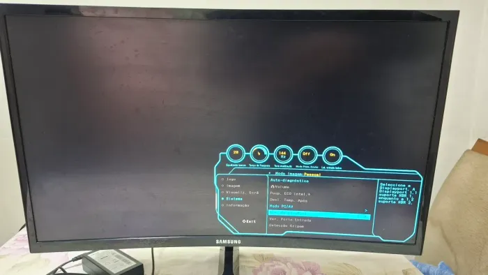 Samsung Odyssey CRG5 de 24 polegadas curvo.