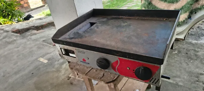 Estufa pra salgados e uma chapa pra churrasco 