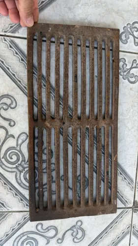 Antiga grelha de ralo em ferro fundido