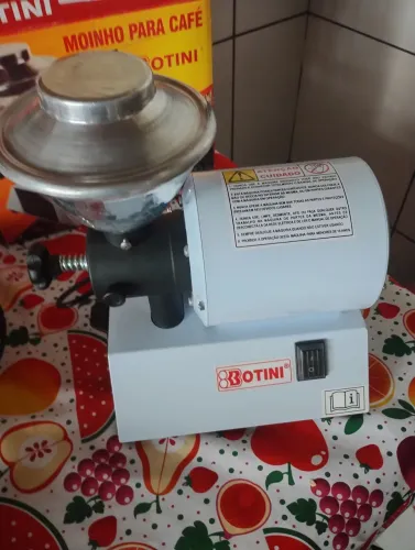 vendo moedor de café da Botini, zerado, mõe até 8kg por hora.. apenas 500 reias