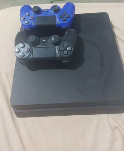 Vendo PS 4 semino com dois controles 5 jogos