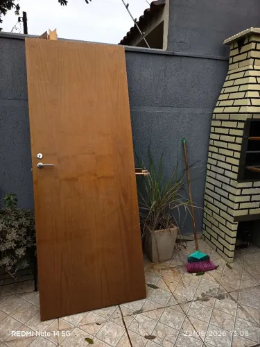 Vendo porta  e Guarnição medindo 0,80×2,10 usada porém em ótimo estado de conservação 