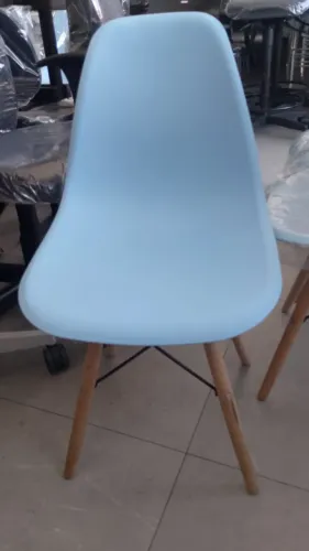 Cadeira Eiffel Azul com Base de Madeira