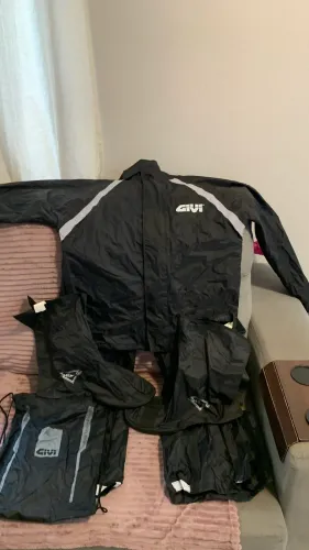 Kit capacete e capas de chuva