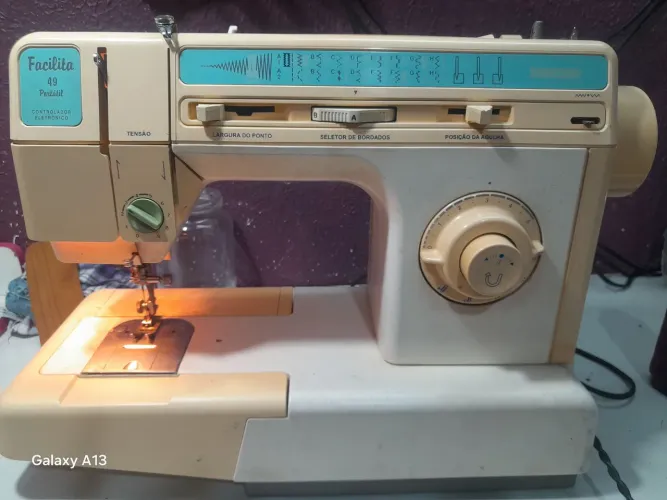 Máquina de costura FACILITA 49 portátil SINGER