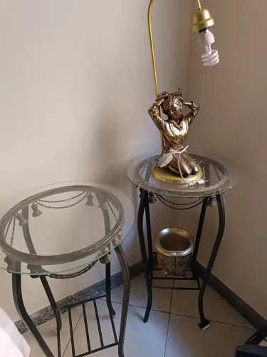 Duas mesas de canto, bronze,e estátua abajur bronze
