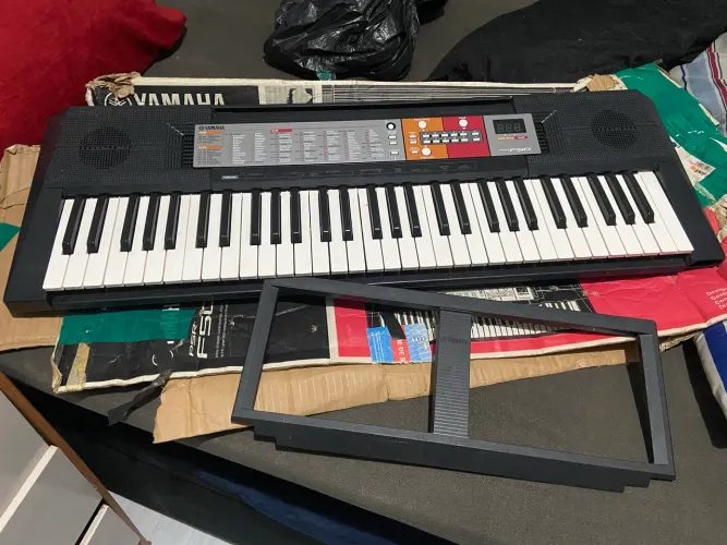 piano f50, caixa rasgada e esta sem o carregador