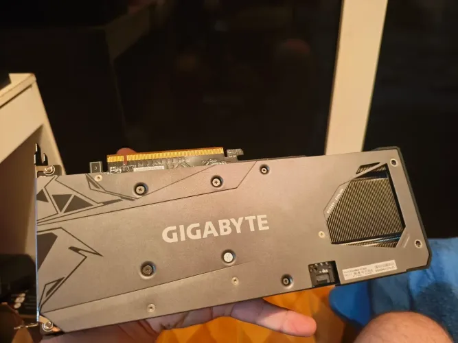 Vende-se RX 7600 GIGABYTE TRIPLE FAN
