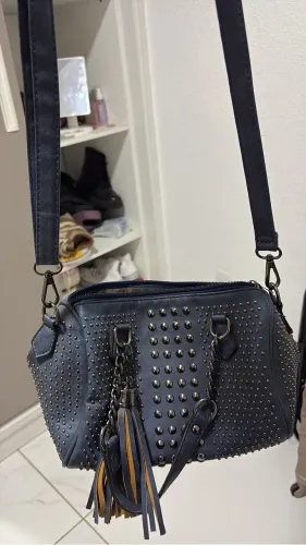 Bolsa preta com tachas