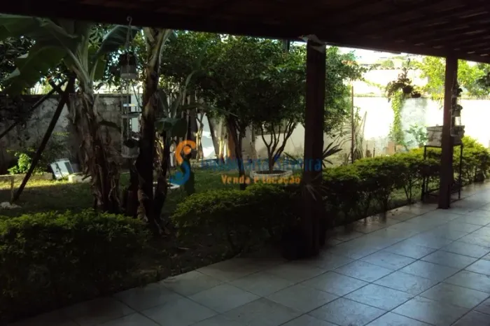 Casa estilo colonial, 2 salas, estar e TV, piso em granito, 5 quartos, 1 suite, 5 banheiro