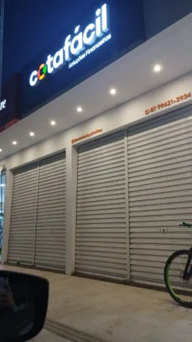 Fachada da cota fácil medindo 3,30 metros x 1,20 metros