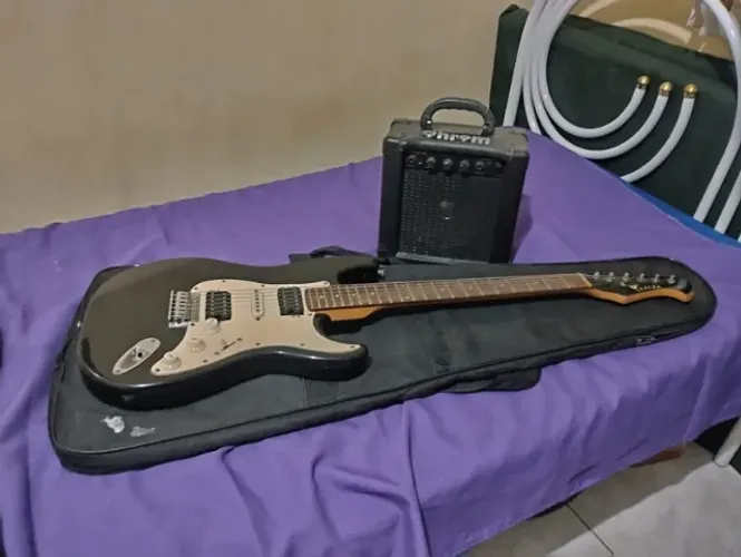 Guitarra Eagle Stratocaster + Amplificador Chrome