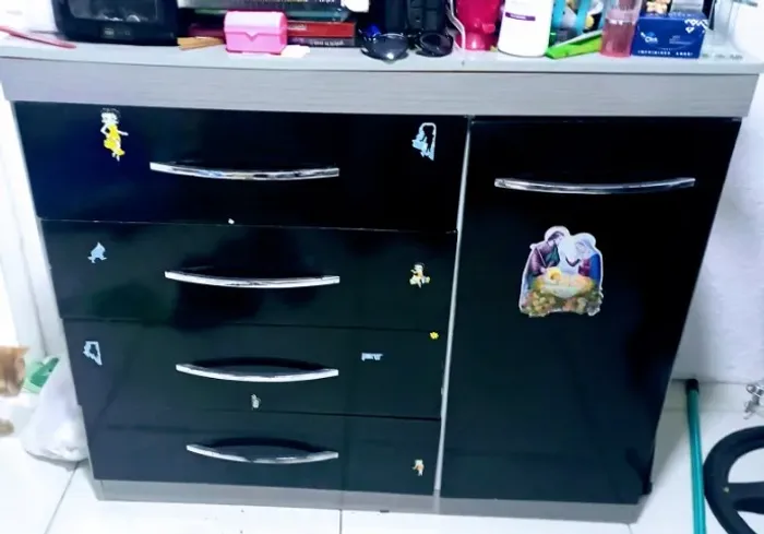 Cômoda Com Quatro Gavetões E Uma Porta 