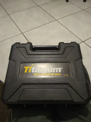 Furadeira/ parafusadeira Titanium nova