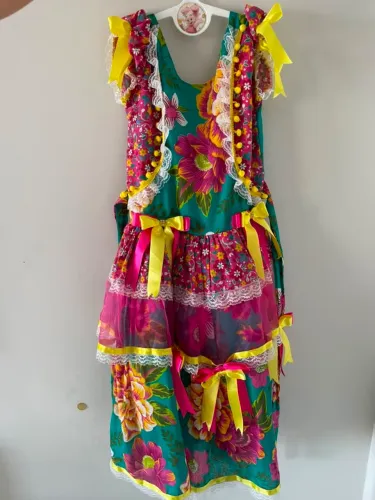 Vestido Junino semi novo Tamanho de 6 a 8 anos.