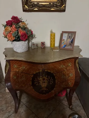 Esta peça é uma Cômoda Bombê Pés Cabriolé estilo Luiz XV