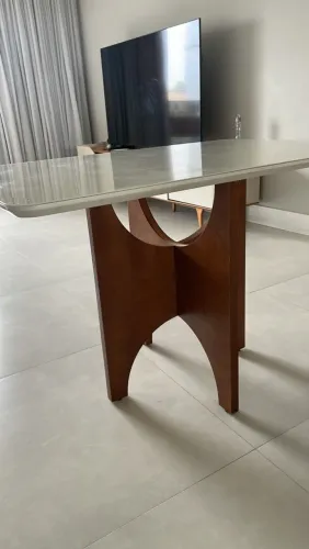 Vendo mesa de jantar 4 cadeiras. Obs: algumas marcas nas cadeiras e na mesa 