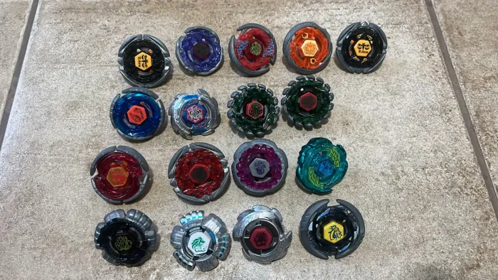 Beyblades a venda ! Cada bey tem seu valo não é lote