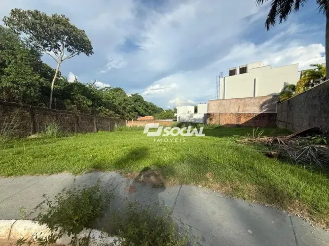 Terreno à venda no Condomínio Saint Paul de Vence Alto Padrão
