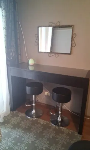 Mesa balcão com gavetas e tampo de vidro