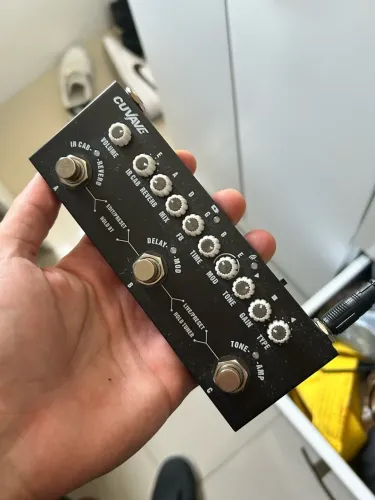 Guitarra modelo les Paul com pedaleira