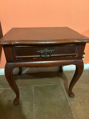 Mesa de Cabeceira Clássica em Madeira Maciça com Gaveta