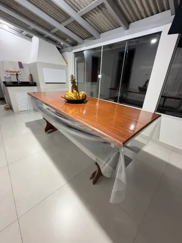 Mesa rústica de madeira com bancos 