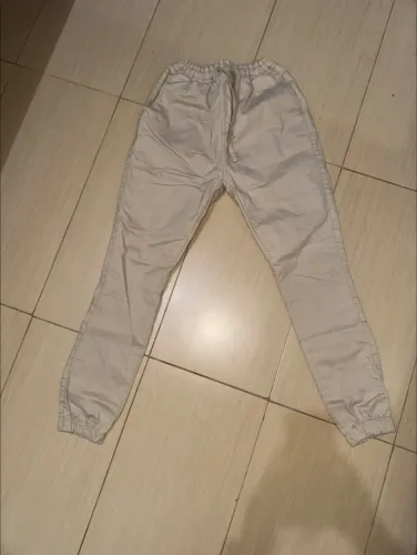 calça jogger masculina na cor bege com cordão de ajuste elástico