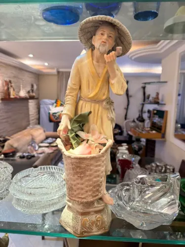 Escultura Oriental Decorativa Vintage - Camponês com Cesta de Flores (45cm)