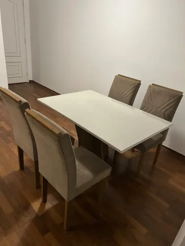 Conjunto Mesa de Jantar com Quatro Cadeiras - Off White e Capuccino