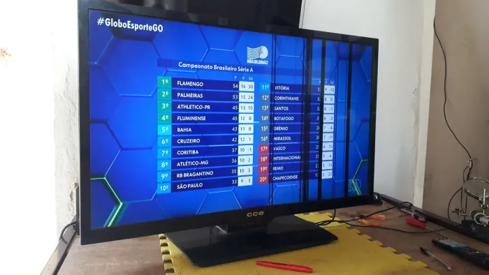 Vendo tv 39P CCE digital com algumas linhas funcionando.